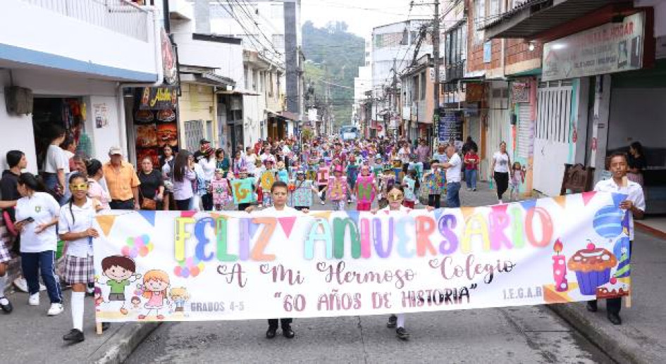 El colegio Gerardo Arias Ramírez, de Villamaría, tiene 2.100 estudiantes, incluidos los de nocturna. Ayer desfilaron para celebrar juntos los 60 años de la Institución.
