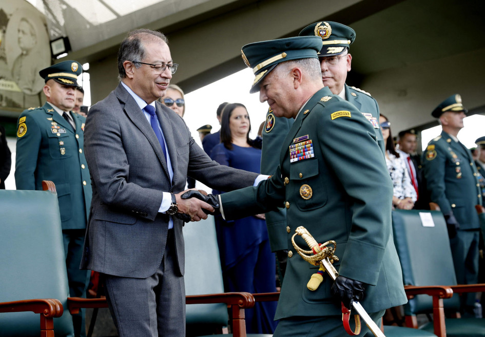 El presidente de Colombia Gustavo Petro (i) estrecha la mano del general Luis Emilio Cardozo (d) quien asumió como nuevo comandante del Ejército colombiano este viernes, en Bogotá (Colombia).