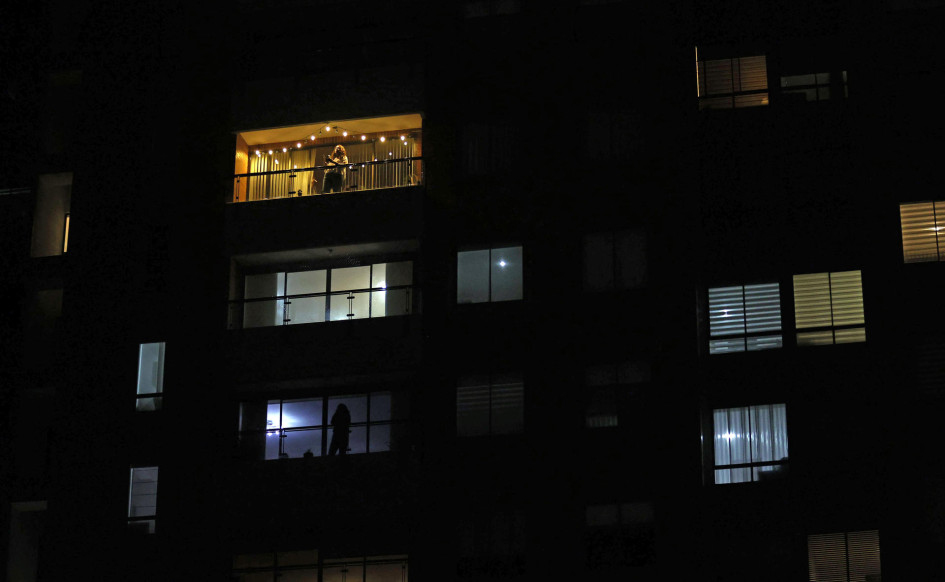 Una mujer golpea una cacerola desde su vivienda como protesta contra el presidente de Colombia, Gustavo Petro, y sus políticas de manejo del país y reformas planteadas por su Gobierno, en Bogotá.