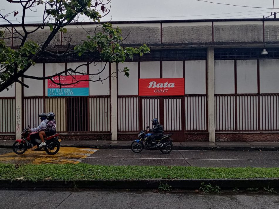 El outlet de calzado Bata cerró el mes pasado. La sede la vendieron.