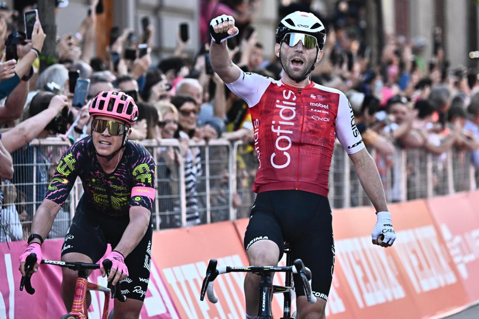 El ciclista francés Benjamin Thomas, del equipo Cofidis, celebra al ganar la quinta etapa del Giro de Italia 2024, una jornada de 178 km entre Génova y Lucca.