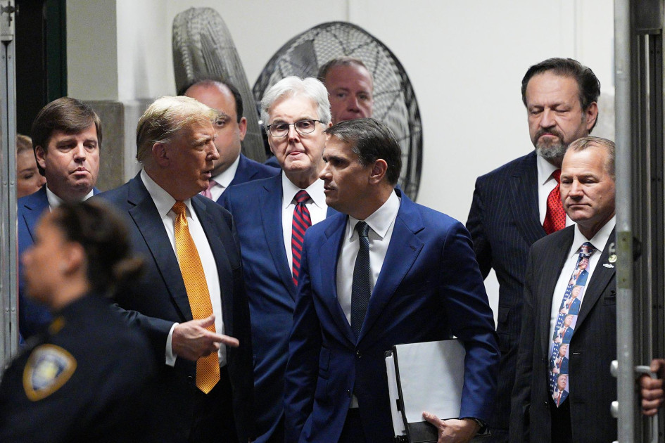 El expresidente estadounidense Donald Trump (2-i) hace gestos junto a su abogado Todd Blanche (c) cuando llega a su juicio por dinero secreto en la Corte Suprema del Estado de Nueva York en Nueva York, (EE. UU.), este martes.