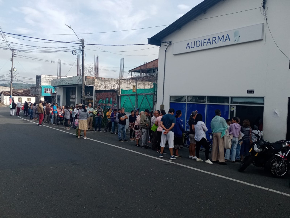 Continúan Las Largas Filas Para Reclamar Medicamentos En Audifarma De ...