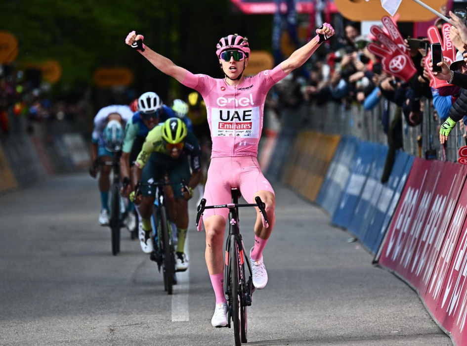 Tadej Pogacar gana la octava etapa del Giro de Italia, su tercera en esta edición. Atrás, llega el cundinamraqués Daniel Felipe Martínez, segundo en la jornada y en la general. 