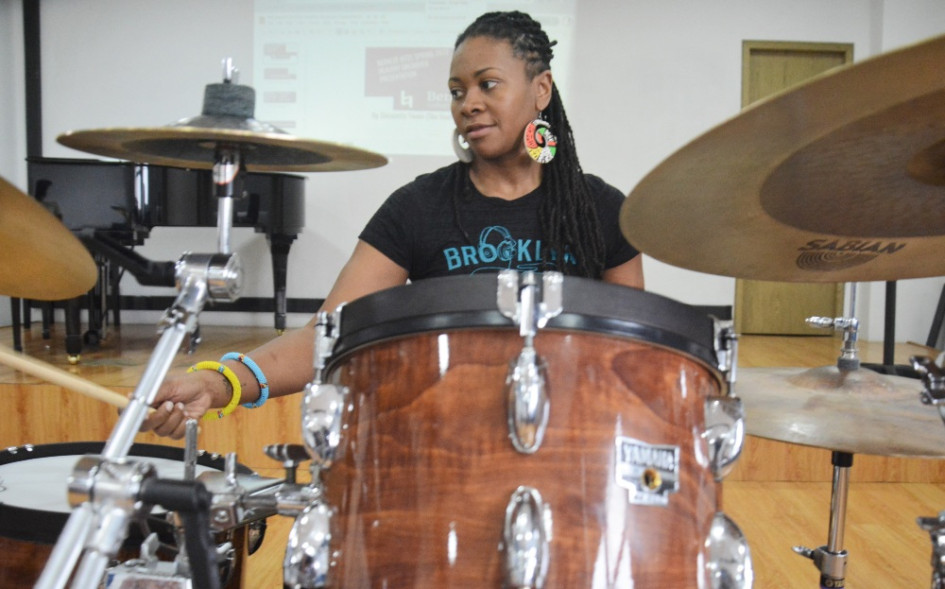 Shirazette Tinnin, baterista de Moods of Her, ayer en el taller en Bellas Artes.