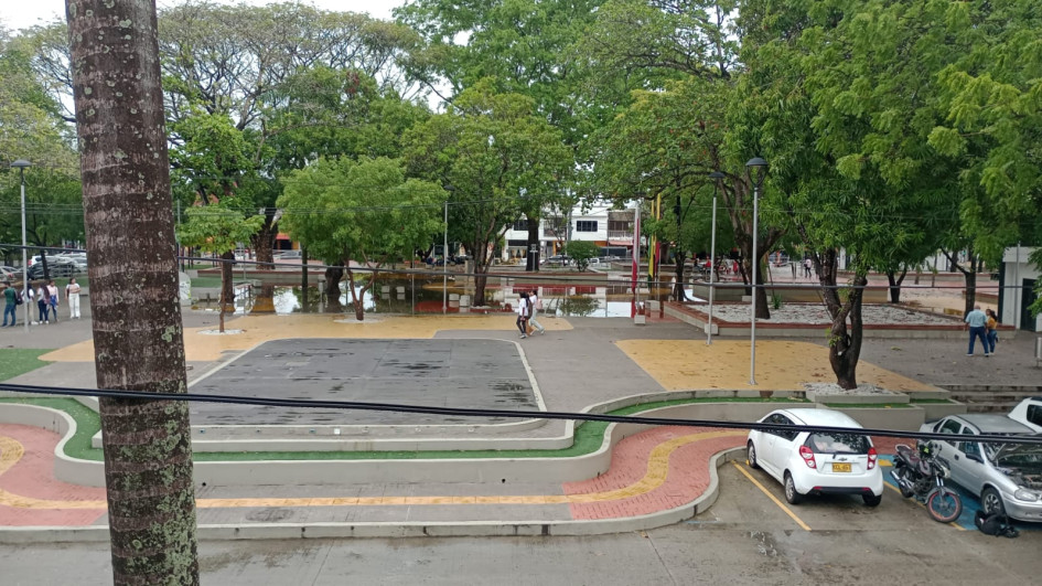 Integrantes de la veeduría Alerta Ambiental señalaron que cuando llueve fuerte y de manera prolongada el parque Simón Bolívar, uno de los intervenidos, queda “con piscina”.