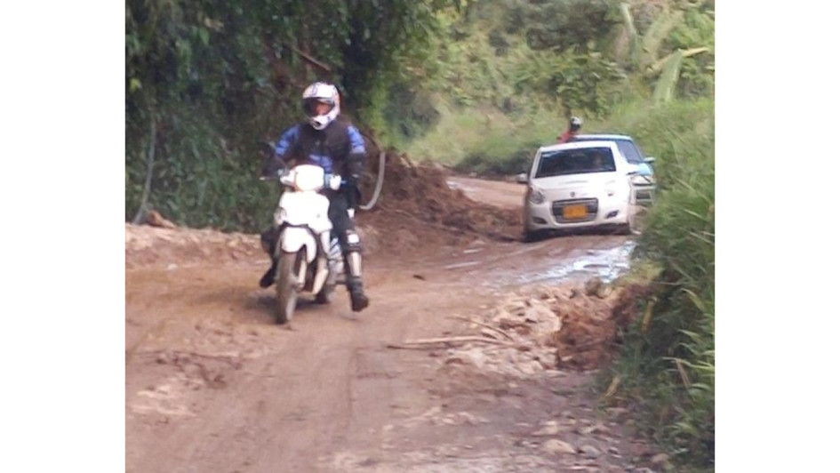 La vía entre Aranzazu y Salamina, en el norte de Caldas, es una de las que tienen paso restringido en el departamento. Allí construyen obras de protección.