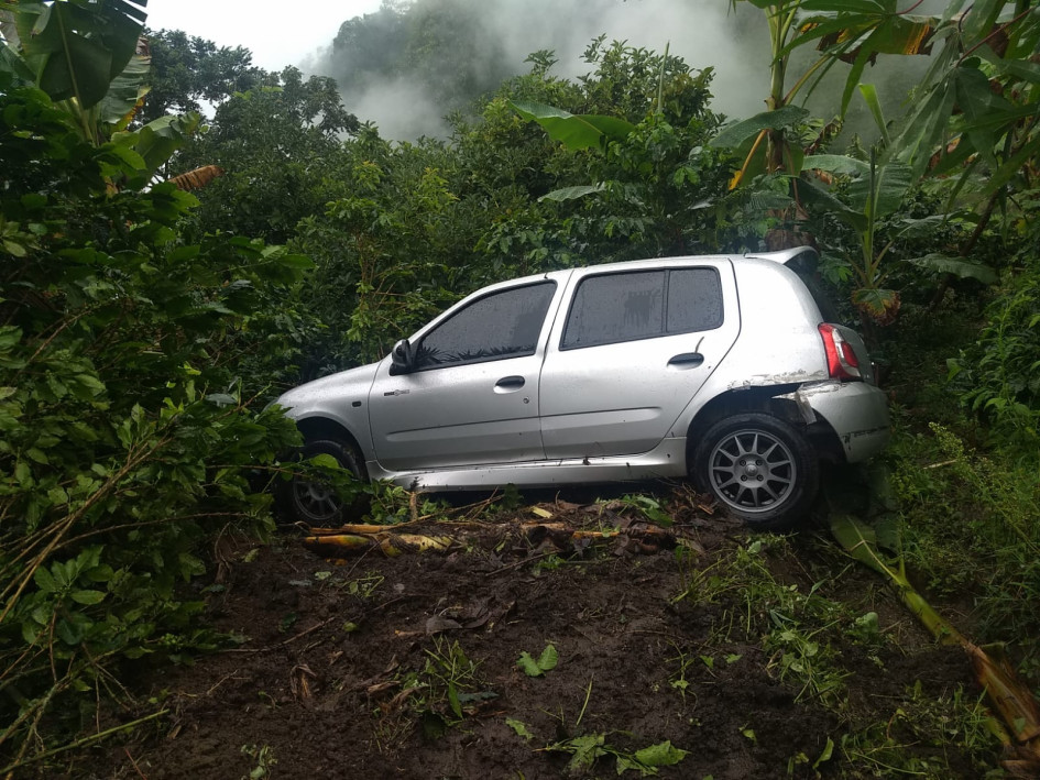 El vehículo que cayó a un cafetal en vereda de Marquetalia. 