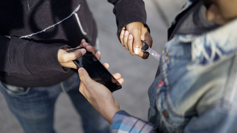 Los delincuentes intimidaban a sus víctimas con armas cortopunzantes para que les entregaran sus pertenencias.
