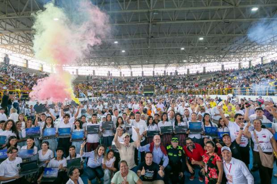 Foto I Tomada de Mintic I LA PATRIA  El sábado pasado el Ministerio de las Tic entregó computadores en Victoria y en La Dorada, municipio del oriente de Caldas. Estudiantes de la joranda de la tarde del colegio Nuestra Señora del Carmen, del puerto caldense, esperaban que fueran incluidos en la distribución.