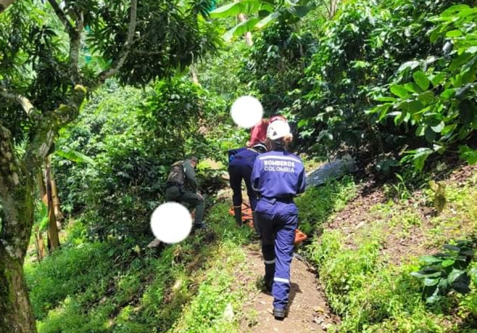 Rescate del cuerpo de un hombre en San José Caldas después de desplomarse y perder la vida.