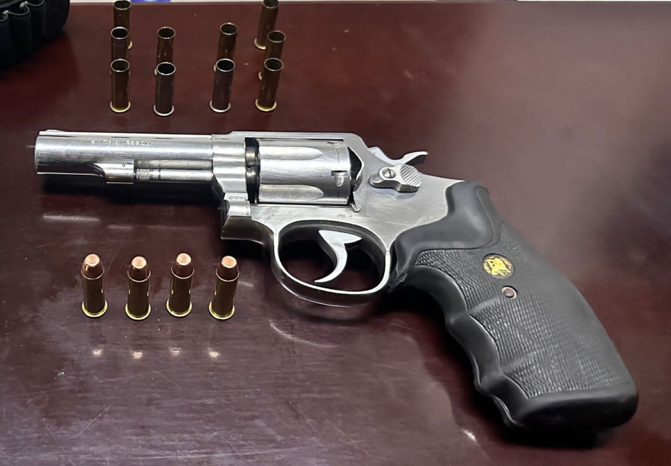 Esta es el arma incautada al uniformado.