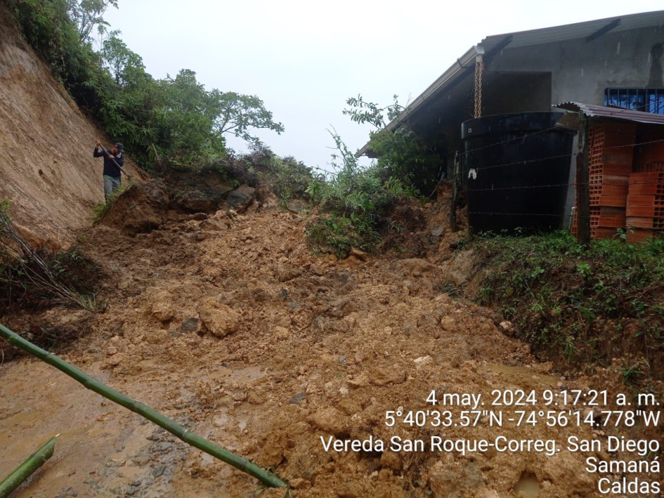 Derrumbe en la vía entre la vereda San Roque y el corregimiento de San Diego (Samaná).