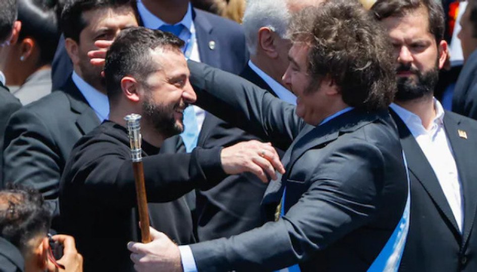 Foto | EFE | LA PATRIA  El presidente de Argentina Javier Milei (der.) con el presidente de Ucrania, Volodimir Zelenski.