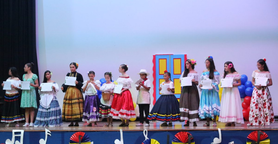 Los estudiantes que participaron recibieron un certificado y medalla de reconocimiento.