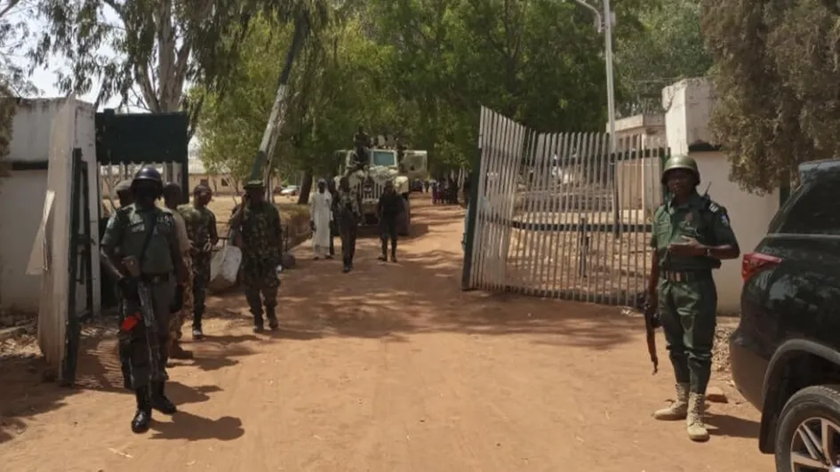 En marzo del 2021, una banda de secuestradores asaltó una escuela en el norte de Nigeria. En la foto, soldados y policías nigerianos custodian las instalaciones de la institución.