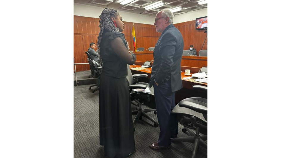 La ministra de Educación, Aurora Vergara, y el senador Guido Echeverri, antes del debate de ayer sobre el nombramiento del rector en la Universidad Nacional.