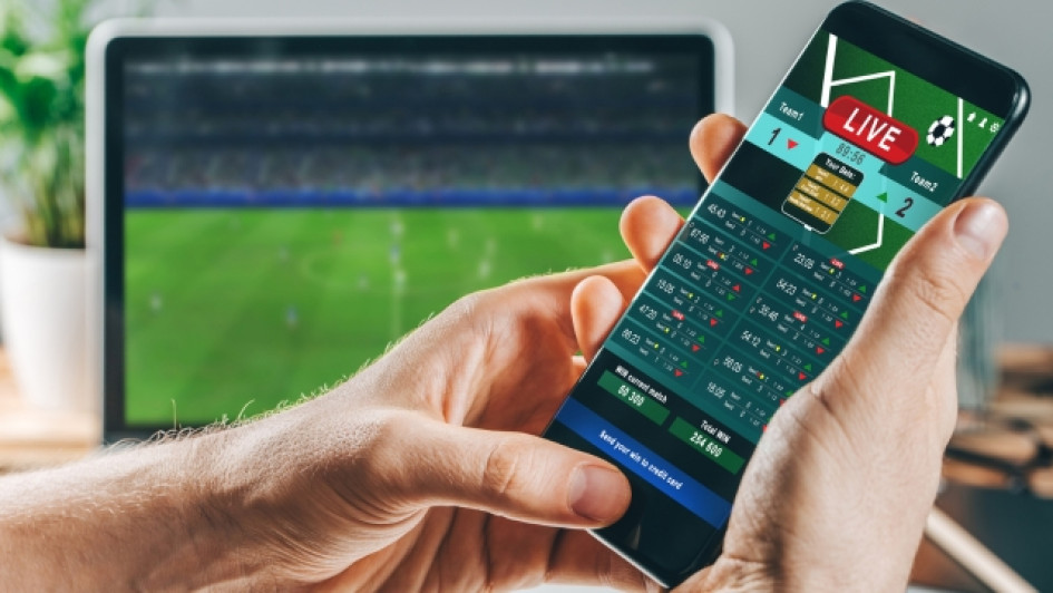 Persona apostando en el celular