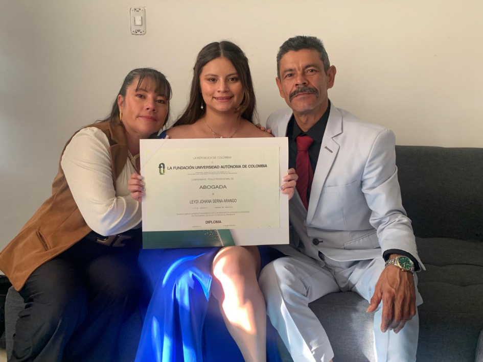 Angela María Arango García y Jhon Jairo Serna Castaño, padres de Leydi Johana, posaron junto a su hija el día de la graduación.