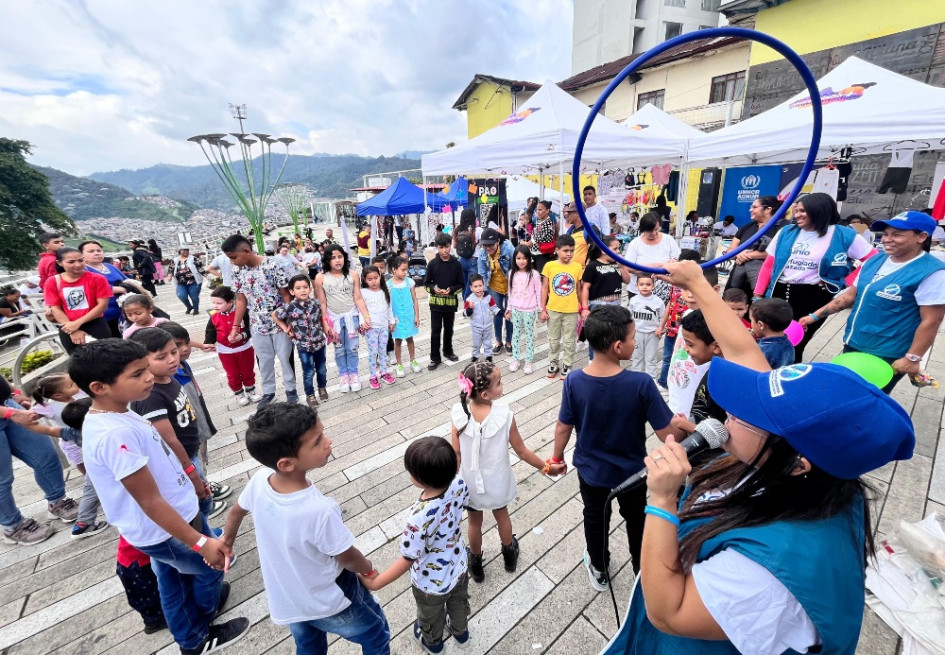 Actividades con niños durante el Día Mundial del Refugiado y el Desplazado en Colombia, en el Parque de la Mujer de Manizales.