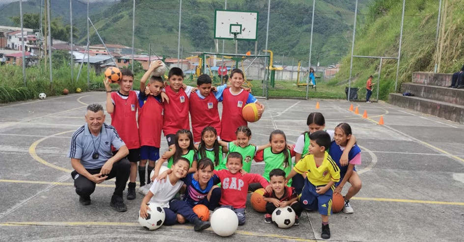En la escuela de formación de Marulanda, con el apoyo de la Administración, se han desarrollado en esta temporada de vacaciones actividades deportivas y recreativas para niños y jóvenes.