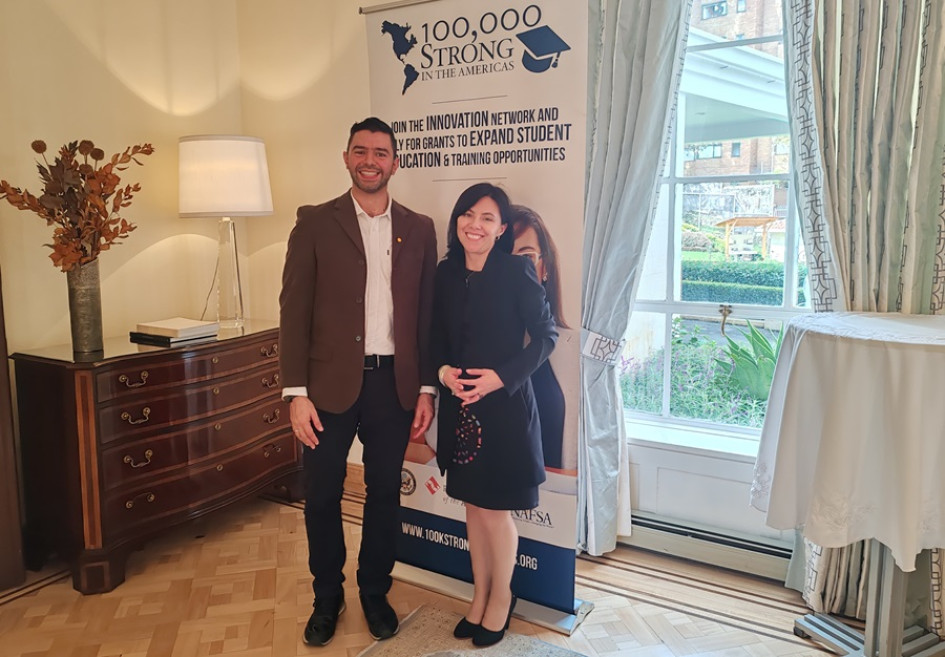 María Fernanda Folleco y Santiago Tabares, instructores del Sena.