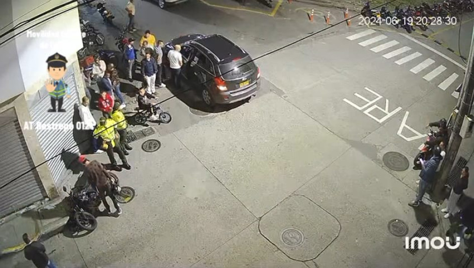 A través de cámaras de seguridad del sector del parque principal de Manzanares (Caldas) quedó registrado el accidente de tránsito. 