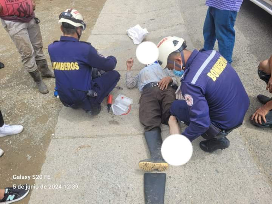 Bomberos de San José atendieron al adulto mayor lesionado. 