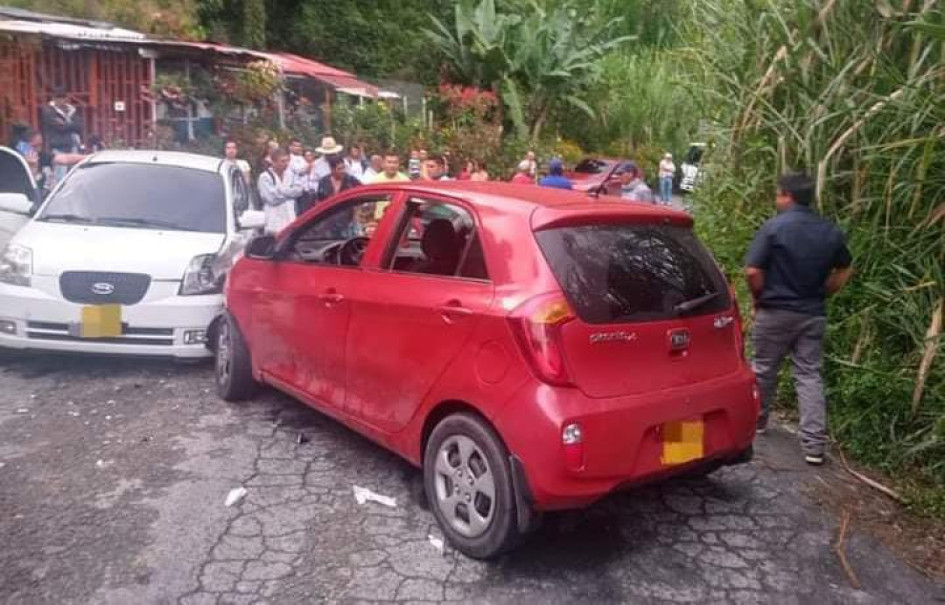 En el choque entre estos dos carros resultó lesionado el menor de edad.