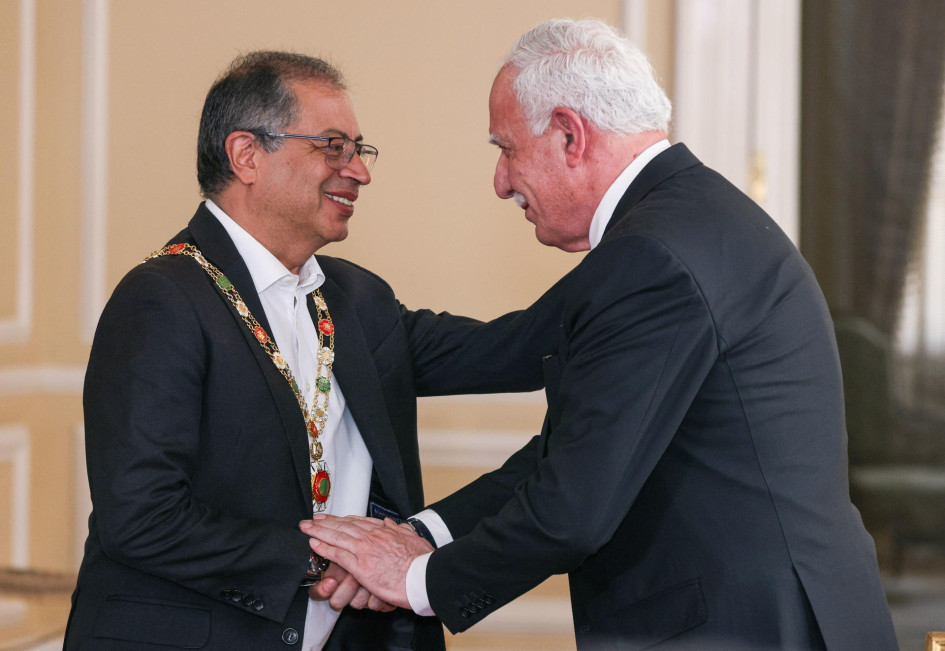 El presidente Gustavo Petro con el Gran Collar del Estado de Palestina, entregado por el canciller palestino Riyad Al-Malki este lunes, en Bogotá.