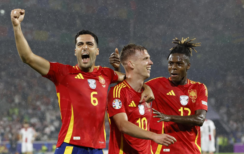 Dani Olmo de España (c) celebra con sus compañeros Mikel Merino (i) y Nico Williams (d) después de marcar el 4-1 durante el partido de fútbol de octavos de final de la Eurocopa 2024 entre España y Georgia, en Colonia (Alemania).
