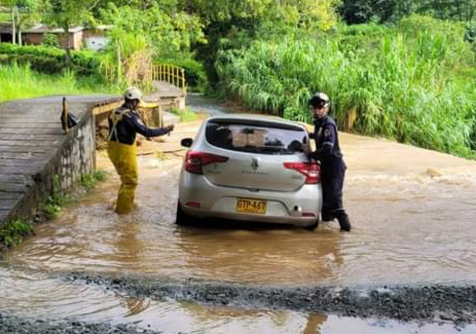 Este es el vehículo que fue sorprendido por la profundidad y la fuerza del agua en San José (Caldas).