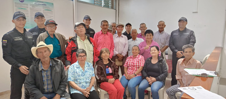 El grupo beneficiado, fotos de la Unidad de Diálogo y Mantenimiento del Orden