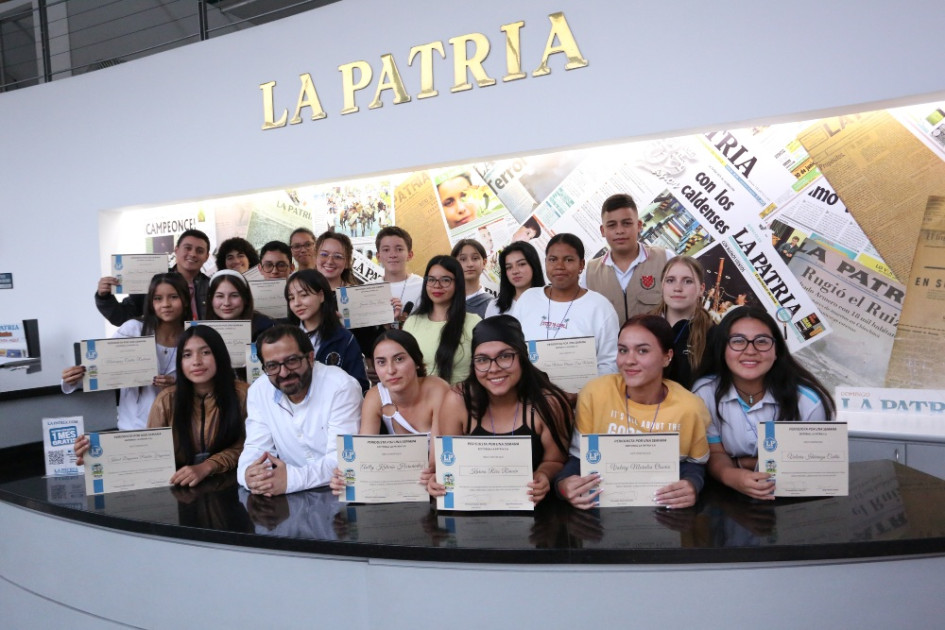Los estudiantes recibieron sus diplomas de participación en el taller.