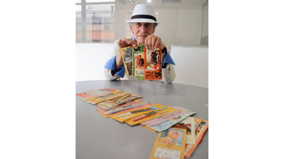 Cristian Cuartas con su colección de boletas. 