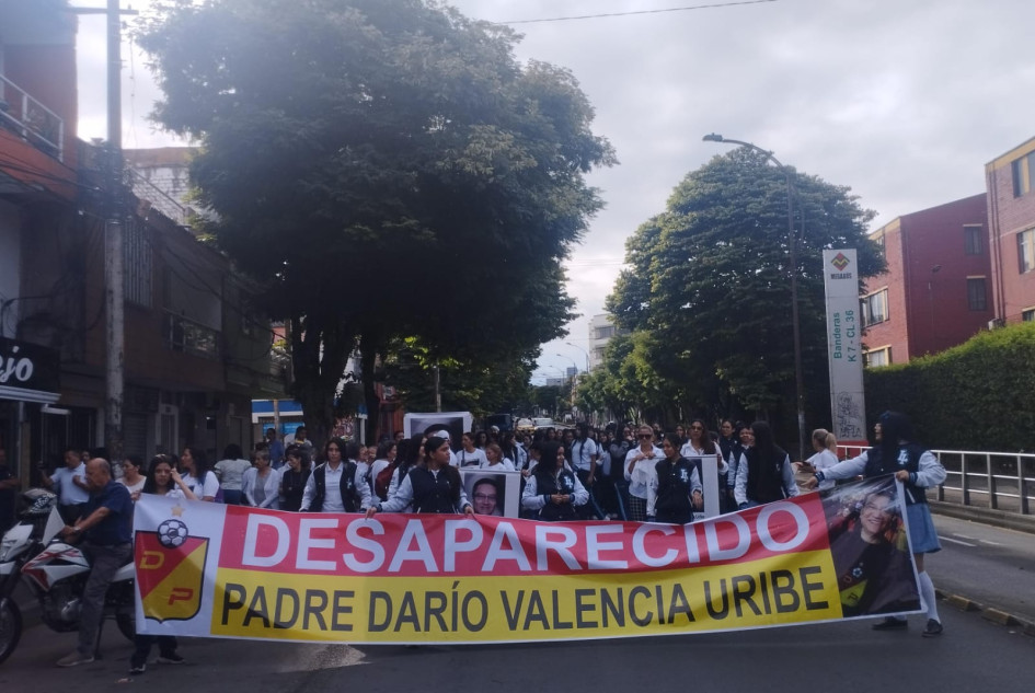 En Pereira comenzó desde la mañana una marcha de pañuelos blancos que exige respuestas por el padre Darío.