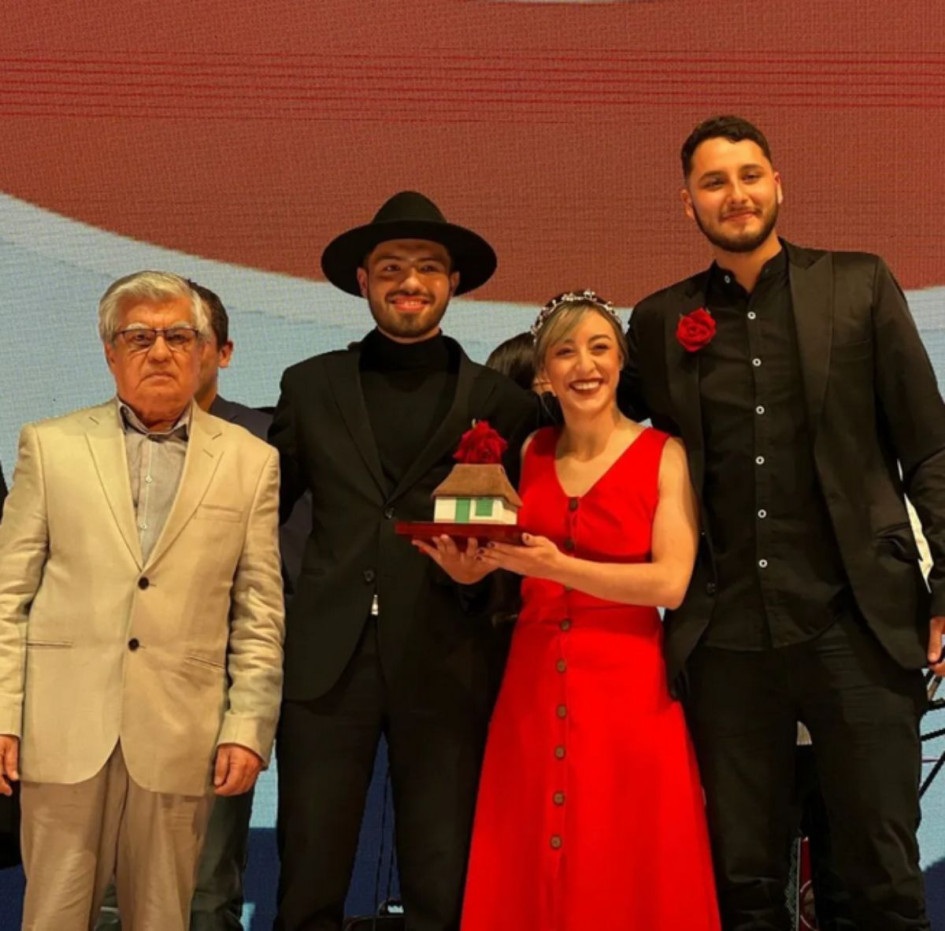 Juan Esteban Isaza Gaviria, de sombrero, recibió el premio como mejor solista vocal en el la 36 edición del Festival Hatoviejo Cotrafa.