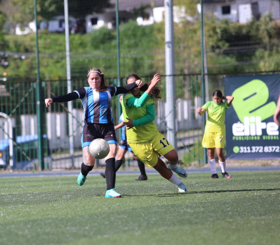 Jenny Viviana Echeverri Vinasco (azul) lideró desde la defensa el triunfo de Athletic Alianza (3-1) sobre Dosquebradas B. Su equipo es el máximo candidato al título.