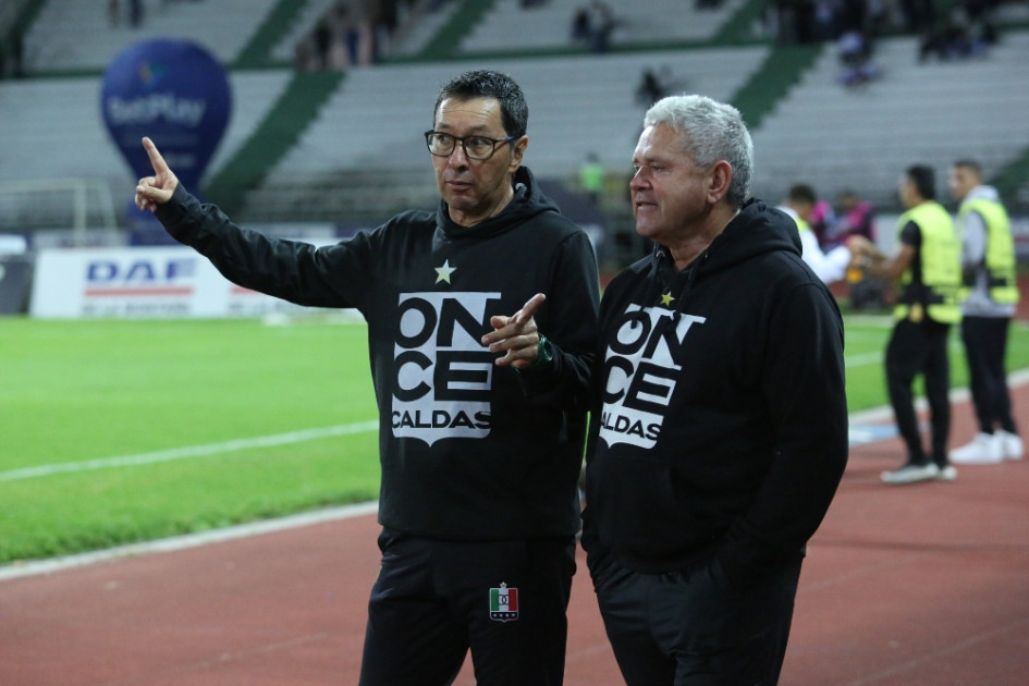 Hernán Darío Herrera (d), técnico del Once Caldas, al lado de Mario Marín, el entrenador de porteros. 