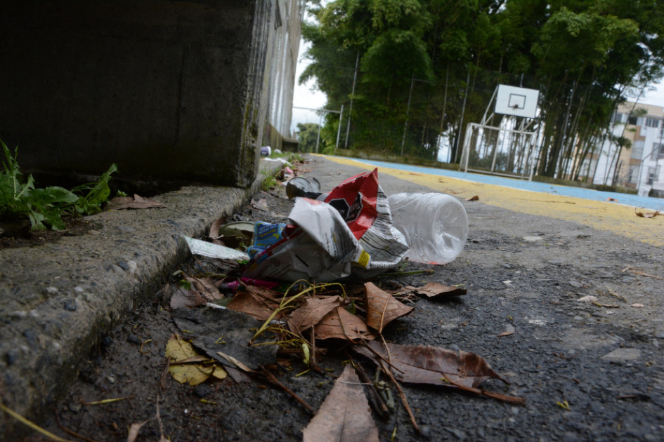 Las envolturas de frituras y las botellas de plástico se ven a diario en la canchas de Chipre.