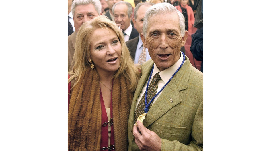 El torero español Paco Camino, junto a su esposa Isabel Sánchez en el 2004.