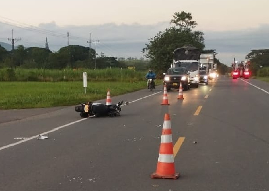 Las motocicletas chocaron en esta recta y la vía estuvo cerrada por algunos minutos.
