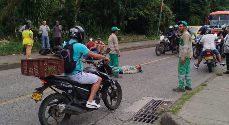 Operario de empresa de aseo habría sido arrollado por motociclista.
