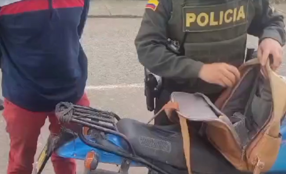El momento en el que le hicieron el registro al ciudadano y le encontraron el arma de fuego y la munición. 