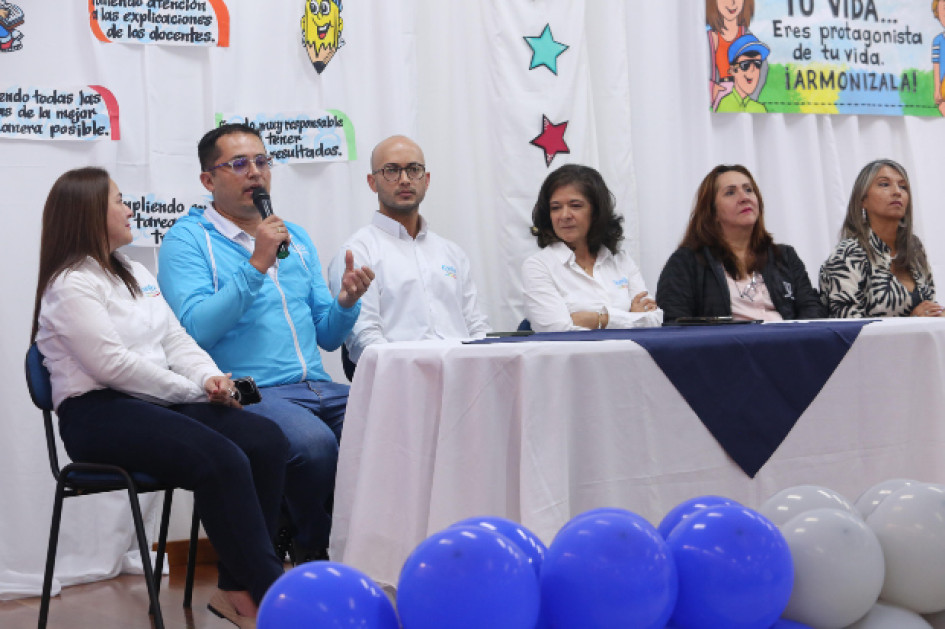 Confa presentó ayer en el Instituto Chipre su programa Influencia tu vida, pinta tu vida, que este año llegará a 16 colegios de Caldas.