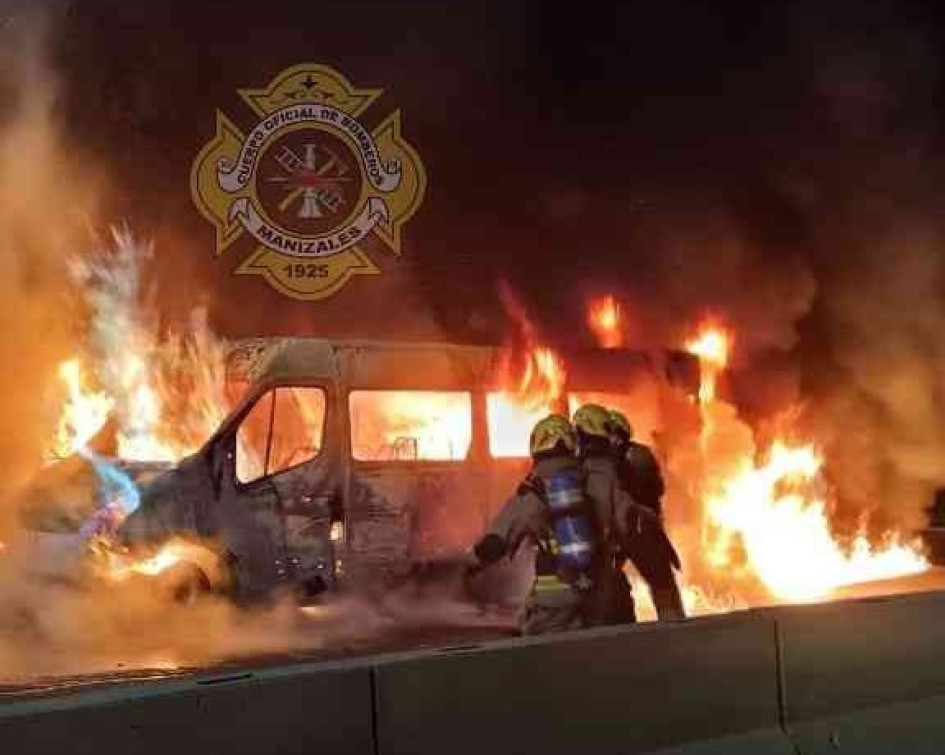 Bomberos acudió a la emergencia del incendio del colectivo en la concesión Autopistas del Café.