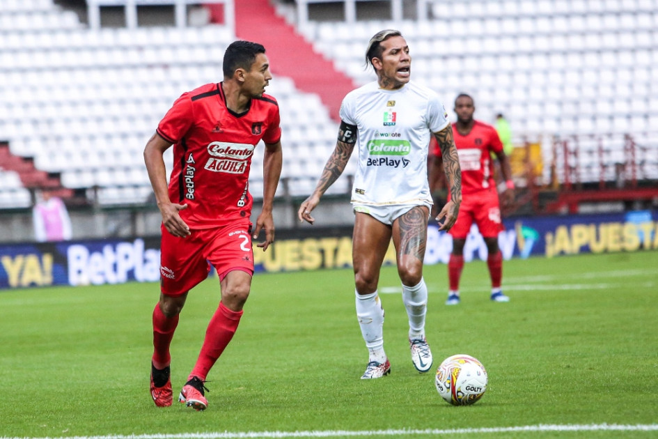 Daniel Bocanegra (i) marcó el gol del América. Dayro Moreno (d), lidera al Once Caldas.