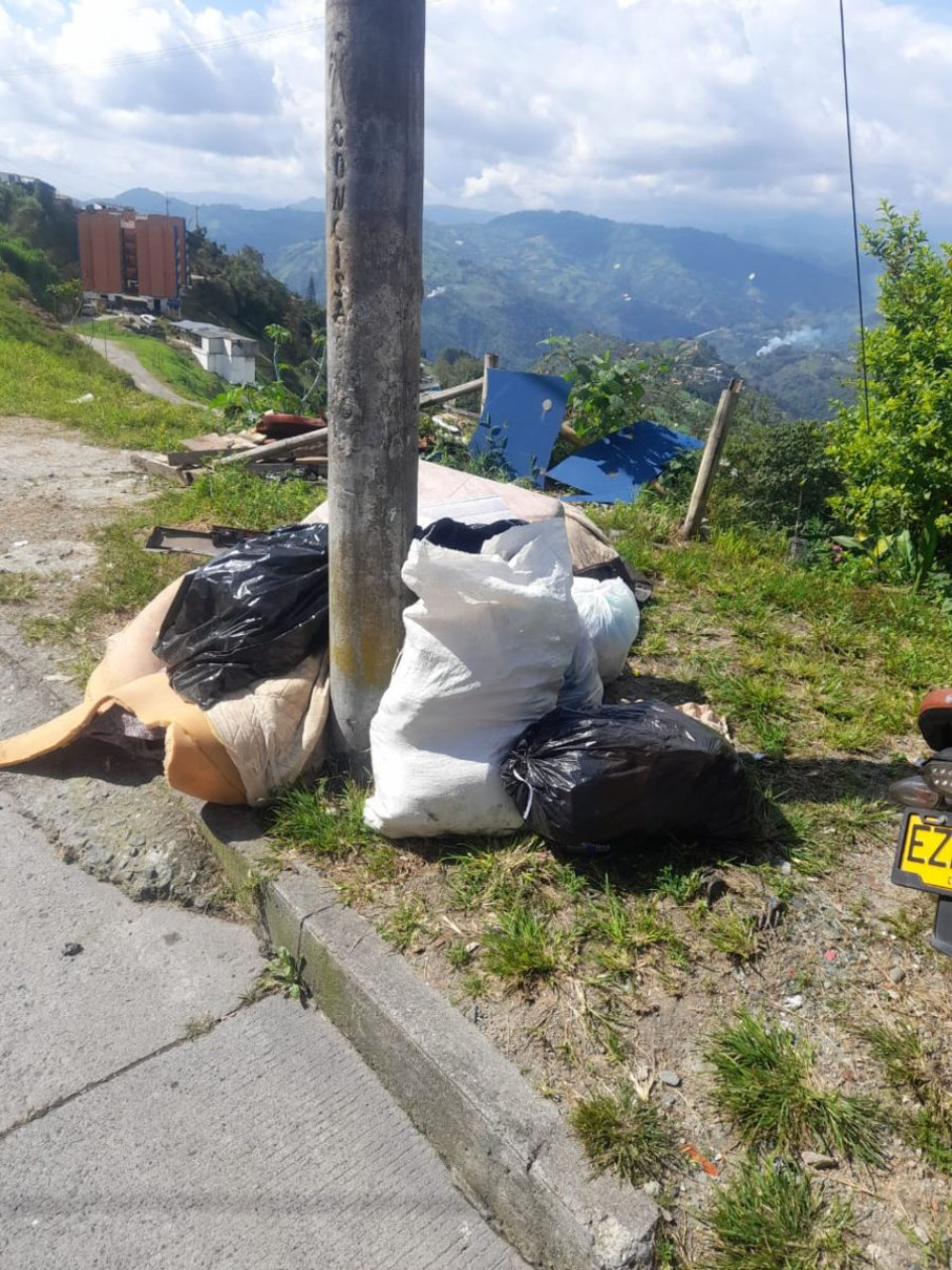 La concentración de basuras genera malos olores y dificultades entre los residentes.