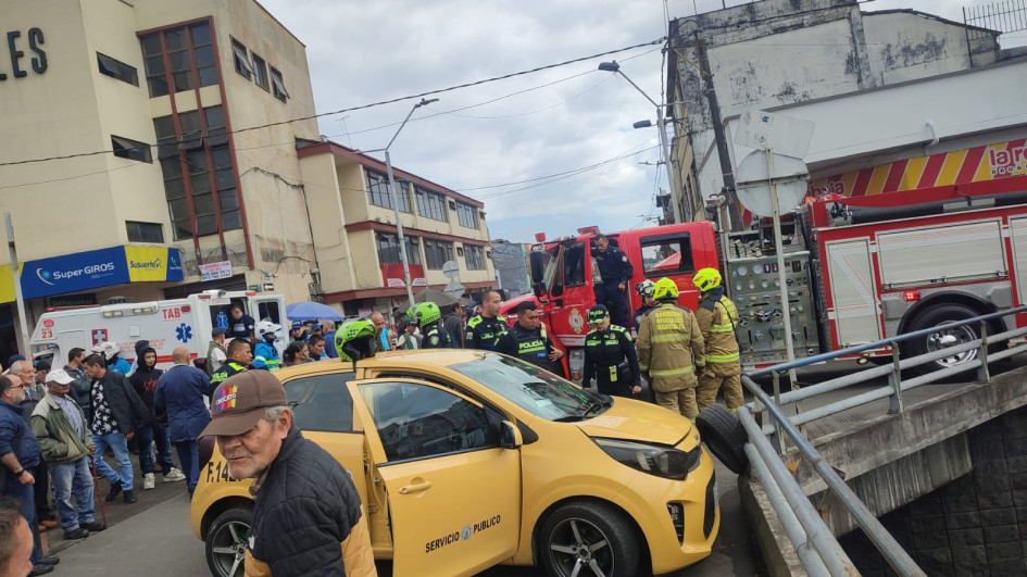 El taxi golpeó contra las barandas en la Plaza Alfonso López de Manizales.