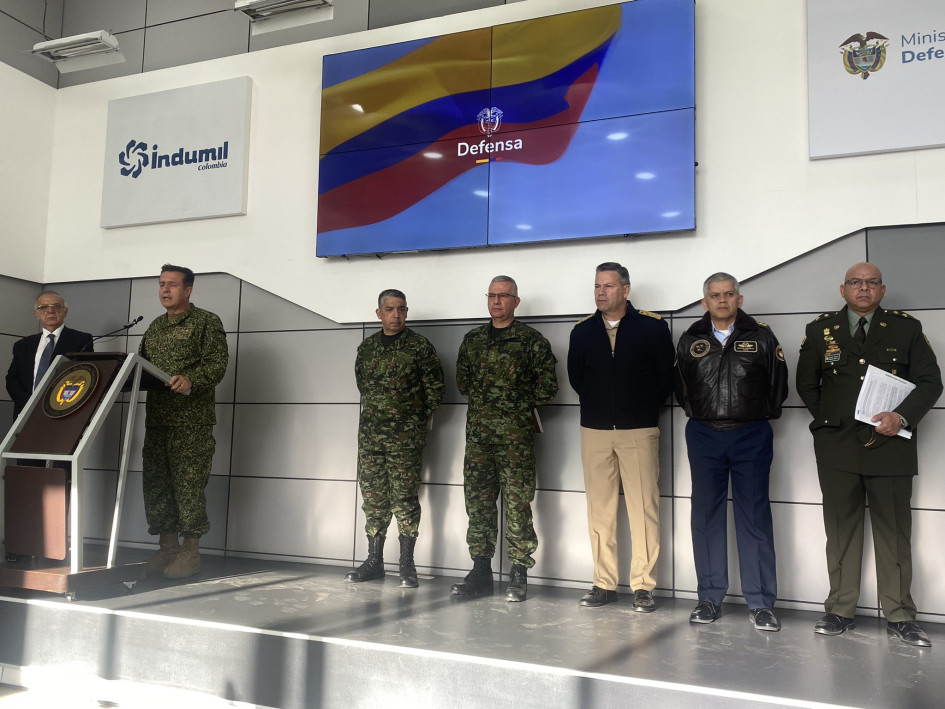 El ministro de Defensa, Iván Velásquez, acompañado de la cúpula militar anunciaron este martes la terminación del cese el fuego con el Estado Mayor Central. 